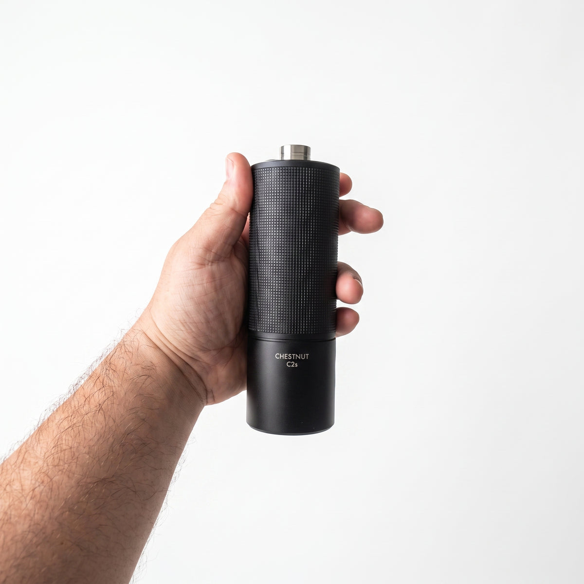 Timemore C2S na mão, ao lado de balança